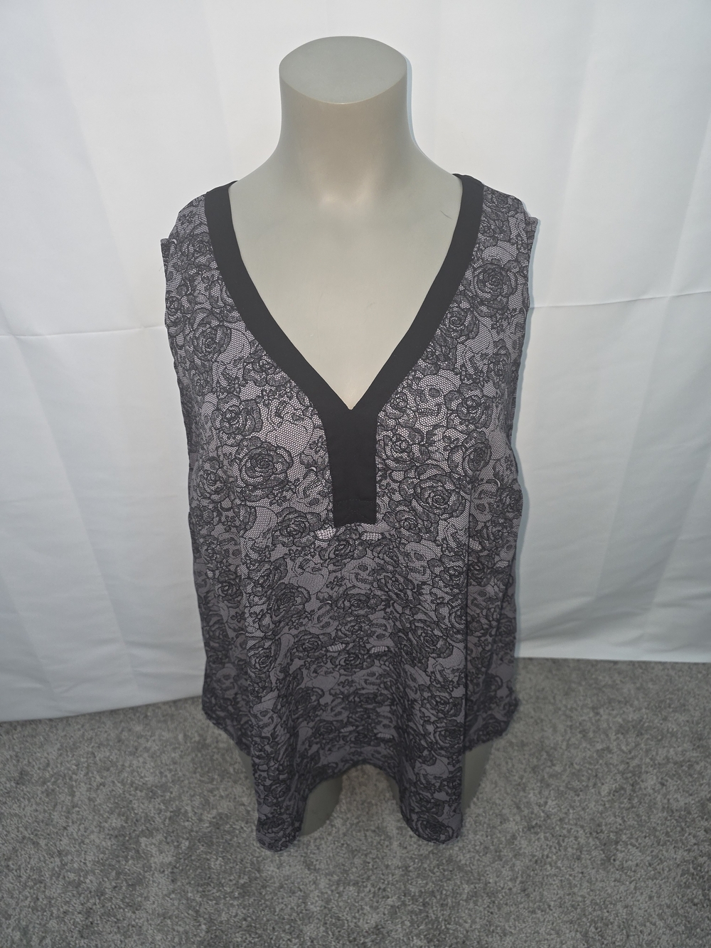 Torrid Georgette SleevelessTop with Black Floral Lace Skull and Rose Print Sz 2